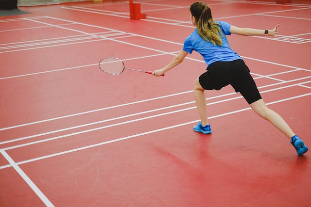 How to play badminton