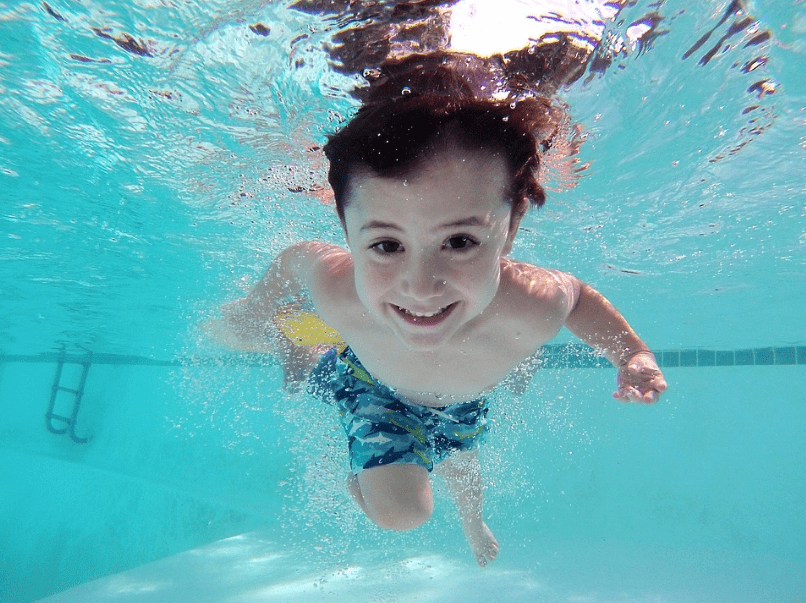 kid swimming underwater, pool, floatie, pool water